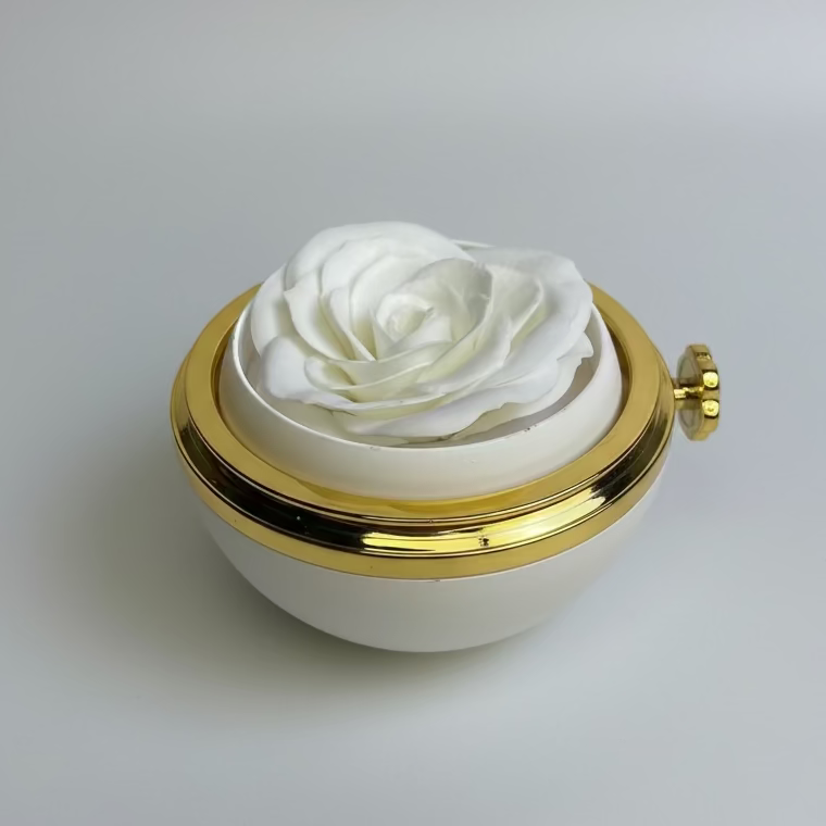 365 Roses White Box