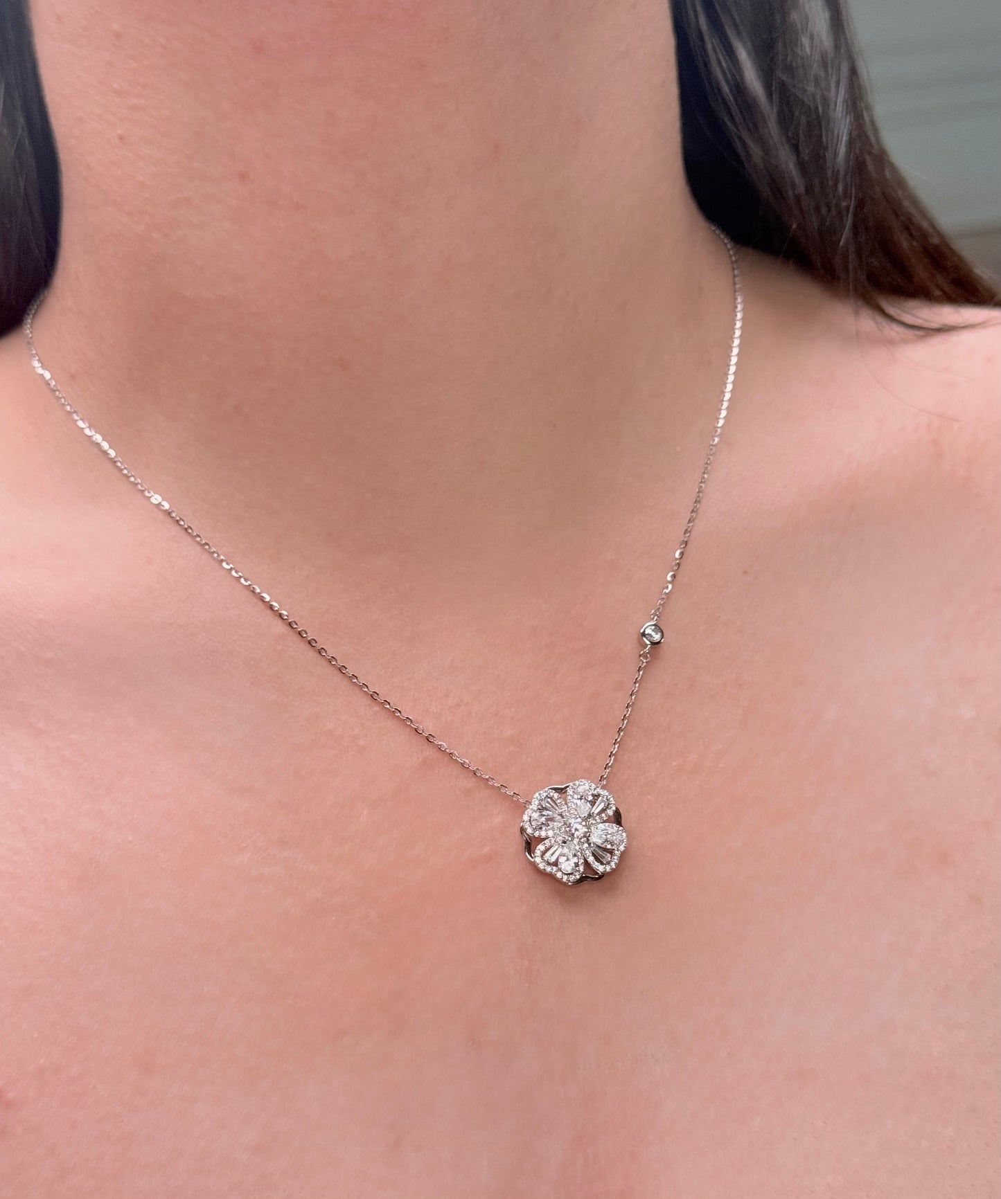 Serie Élite – Eterna Bloom Twist Necklace
